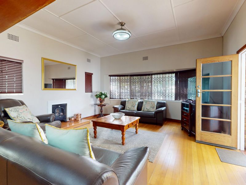 Spacious well maintained Family Home with Massive Flat & 6 Car Garage! - Photo 5