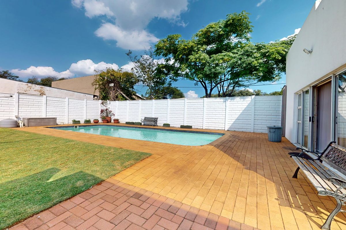 Spacious well maintained Family Home with Massive Flat & 6 Car Garage! - Photo 2