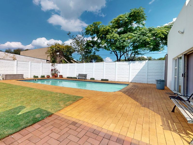 Spacious well maintained Family Home with Massive Flat & 6 Car Garage! - Photo 2