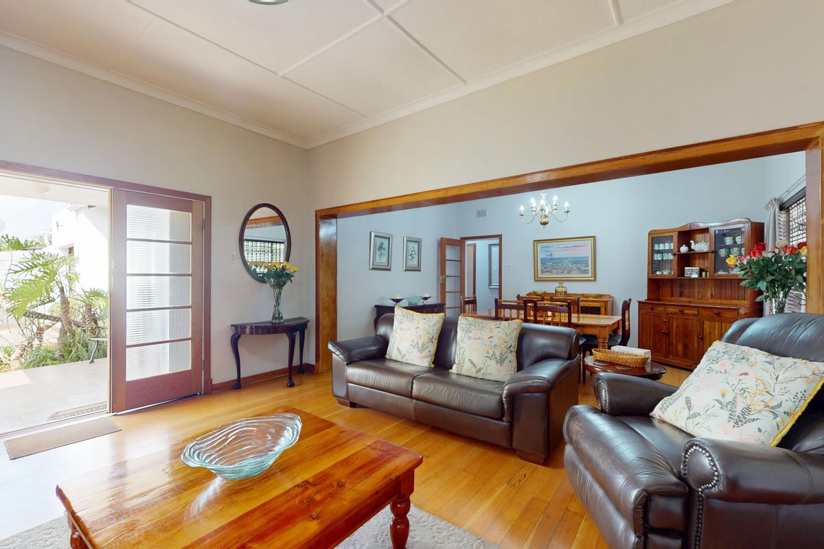 Spacious well maintained Family Home with Massive Flat & 6 Car Garage! - Photo 4