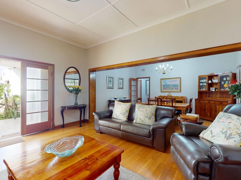 Spacious well maintained Family Home with Massive Flat & 6 Car Garage! - Photo 4