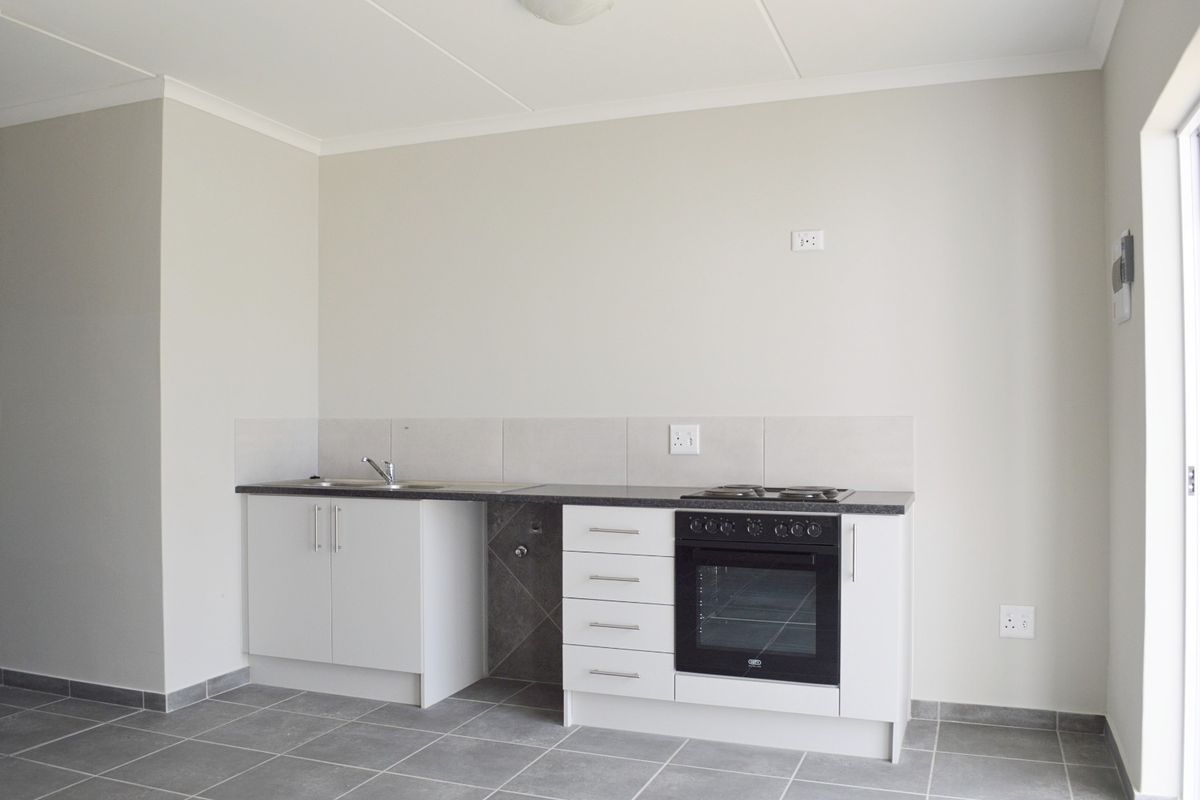 One-Bedroom, Ground-floor apartment with GARAGE! - Photo 3