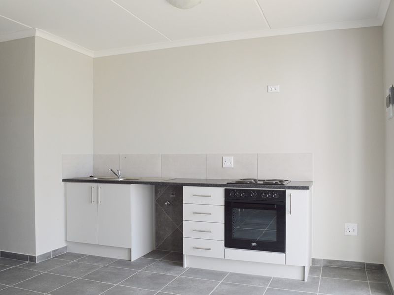 One-Bedroom, Ground-floor apartment with GARAGE! - Photo 3