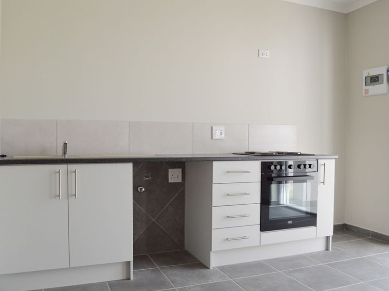 One-Bedroom, Ground-floor apartment with GARAGE! - Photo 2