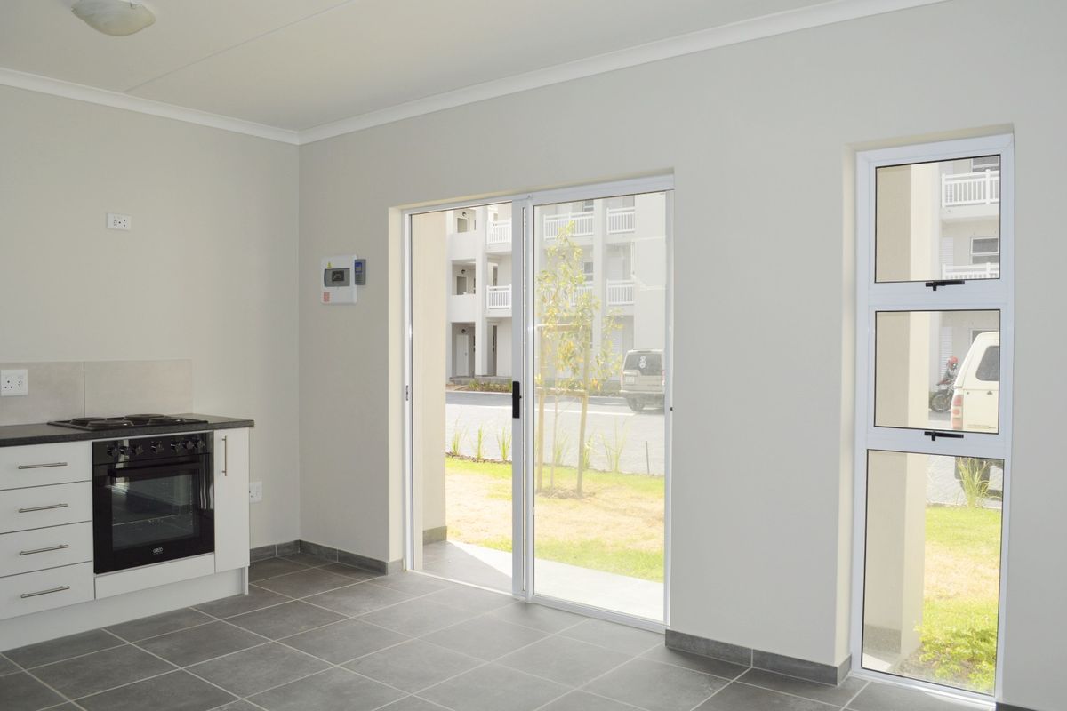 One-Bedroom, Ground-floor apartment with GARAGE! - Photo 5