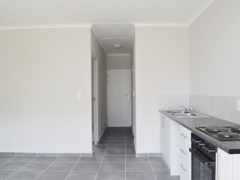 One-Bedroom, Ground-floor apartment with GARAGE! - Photo 4