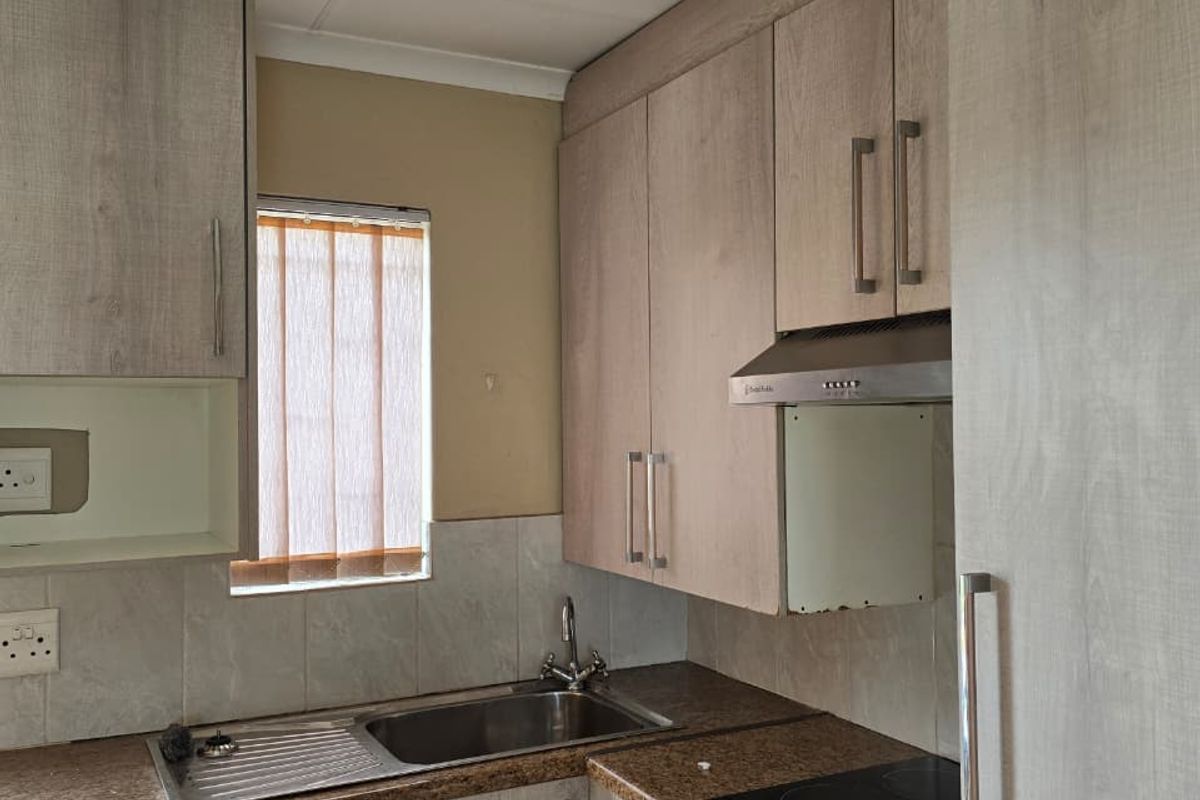 Clean well maintained house in a quite neighbourhood! - Photo 5