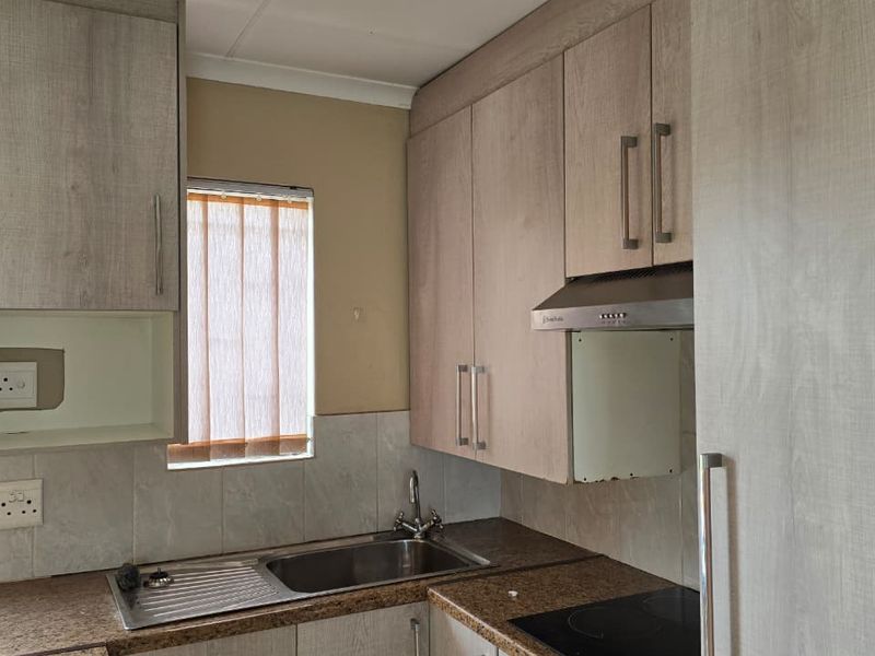 Clean well maintained house in a quite neighbourhood! - Photo 5