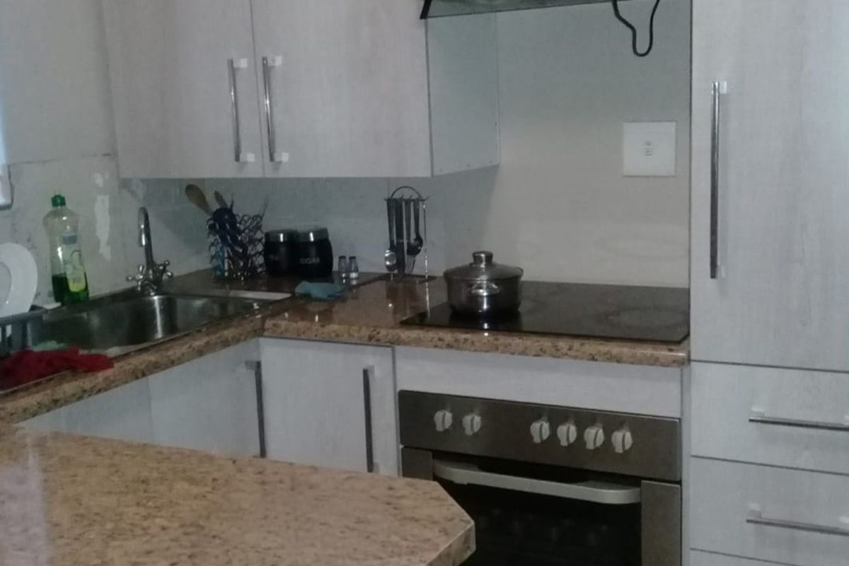 Clean well maintained house in a quite neighbourhood! - Photo 4