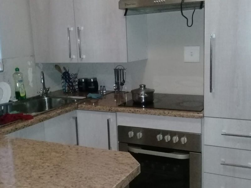 Clean well maintained house in a quite neighbourhood! - Photo 4