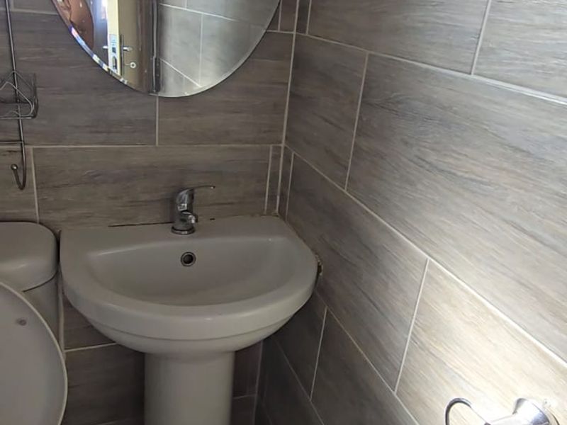 Clean well maintained house in a quite neighbourhood! - Photo 10