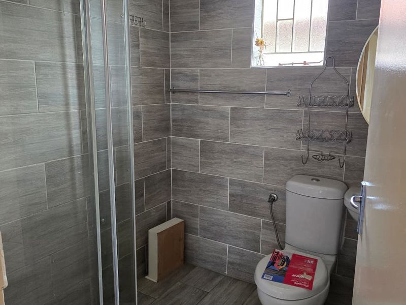 Clean well maintained house in a quite neighbourhood! - Photo 9