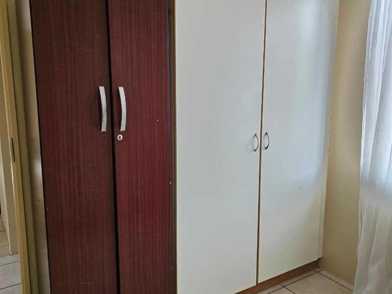 Clean well maintained house in a quite neighbourhood! - Photo 8