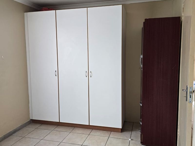 Clean well maintained house in a quite neighbourhood! - Photo 7