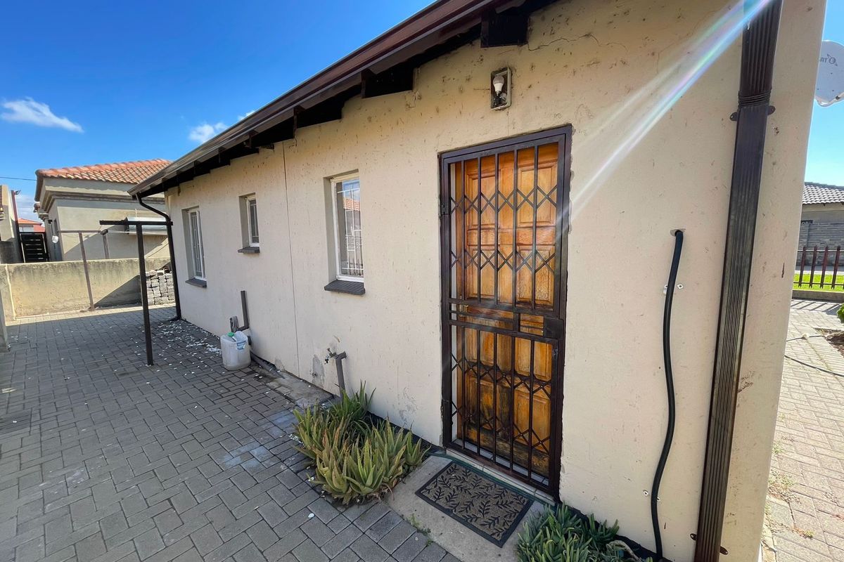 Clean well maintained house in a quite neighbourhood! - Photo 2