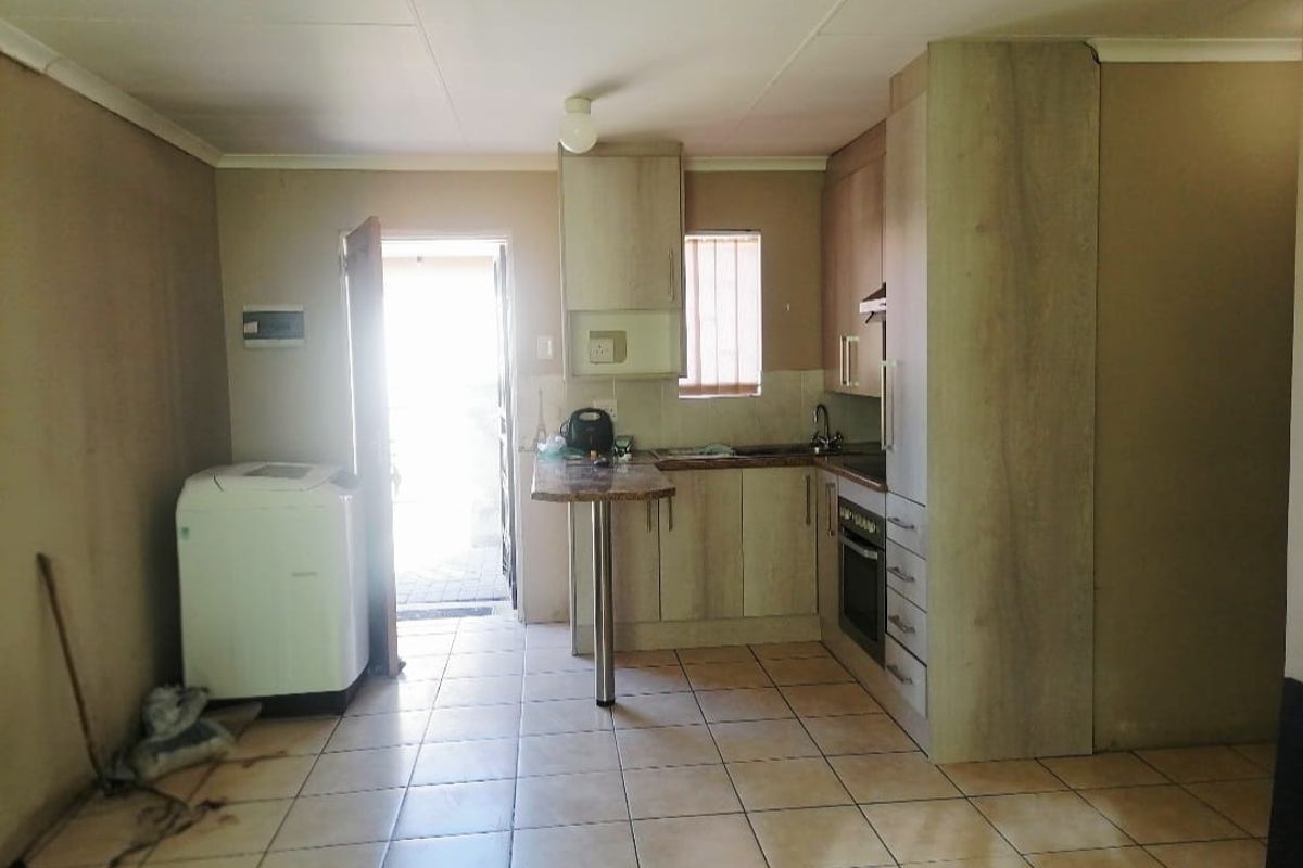 Clean well maintained house in a quite neighbourhood! - Photo 3