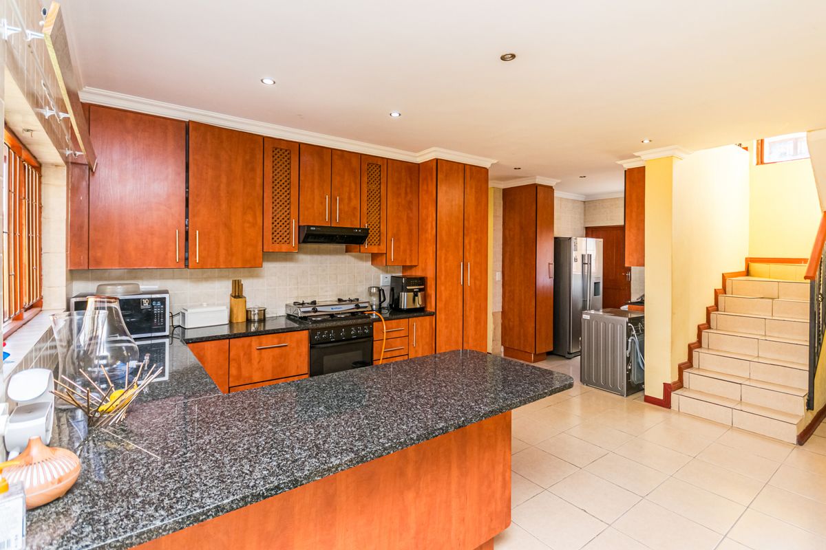 EXCLUSIVE FAMILY HOME IN A SECURE ESTATE – YOUR DREAM HOME AWAITS! - Photo 2