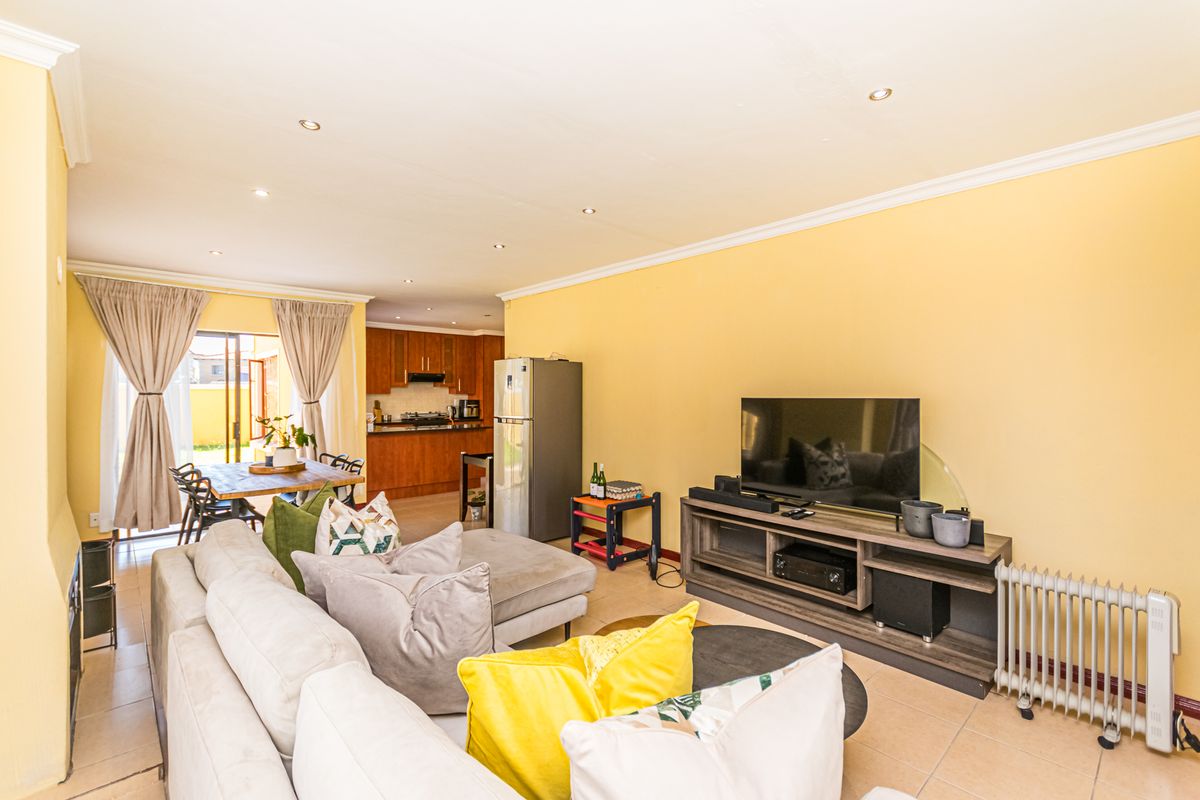 EXCLUSIVE FAMILY HOME IN A SECURE ESTATE – YOUR DREAM HOME AWAITS! - Photo 3
