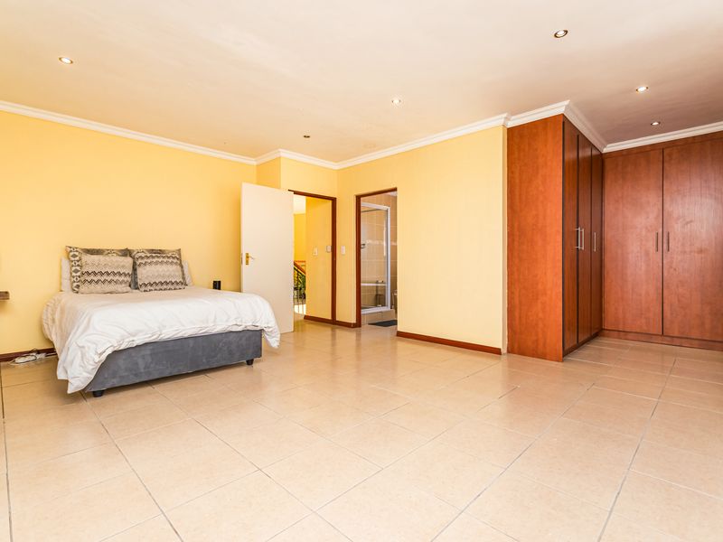 EXCLUSIVE FAMILY HOME IN A SECURE ESTATE – YOUR DREAM HOME AWAITS! - Photo 5