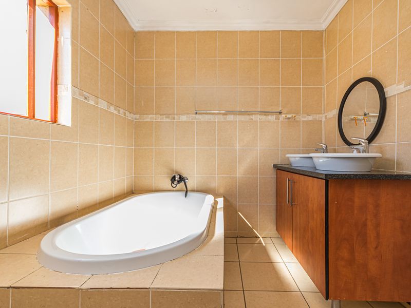 EXCLUSIVE FAMILY HOME IN A SECURE ESTATE – YOUR DREAM HOME AWAITS! - Photo 7