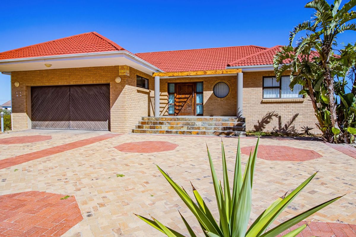 Prime Position in Pearl Bay – Renovation Opportunity with Coastal Outlook - Photo 5