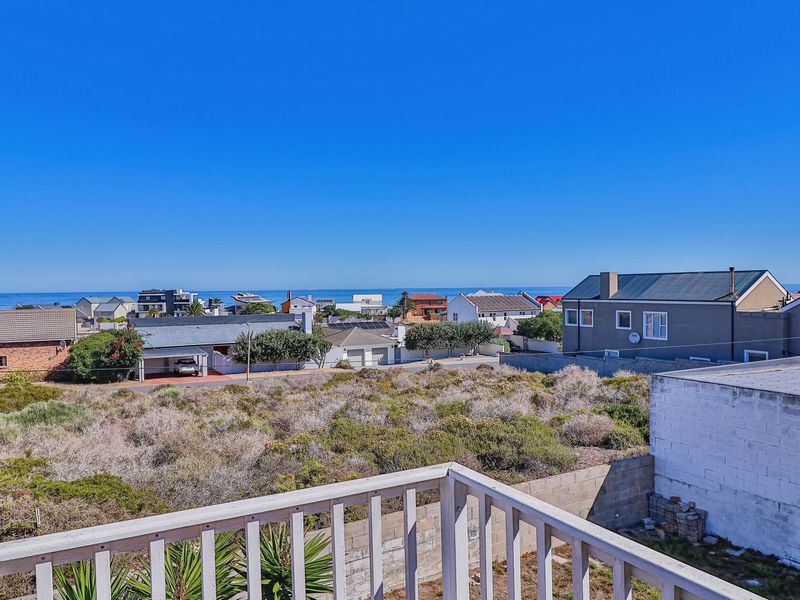 Prime Position in Pearl Bay – Renovation Opportunity with Coastal Outlook - Photo 10