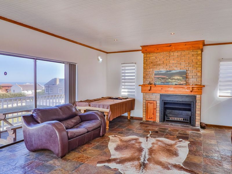 Prime Position in Pearl Bay – Renovation Opportunity with Coastal Outlook - Photo 9