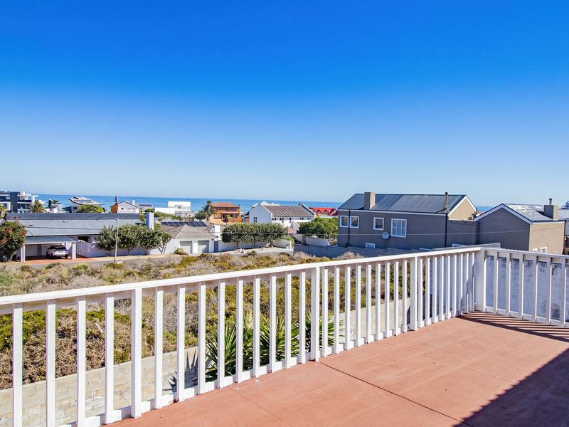 Prime Position in Pearl Bay – Renovation Opportunity with Coastal Outlook - Photo 7