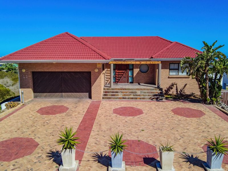 Prime Position in Pearl Bay – Renovation Opportunity with Coastal Outlook - Photo 2