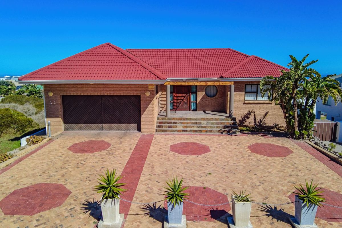 Prime Position in Pearl Bay – Renovation Opportunity with Coastal Outlook - Photo 2