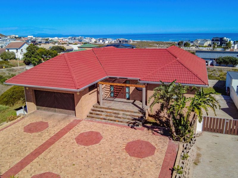 Prime Position in Pearl Bay – Renovation Opportunity with Coastal Outlook - Photo 3