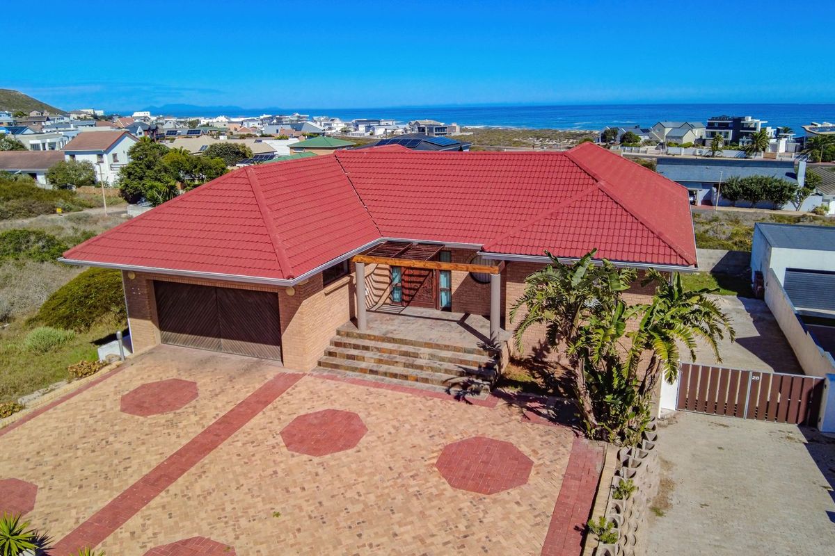 Prime Position in Pearl Bay – Renovation Opportunity with Coastal Outlook - Photo 3