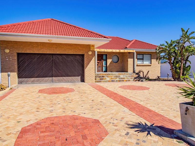 Prime Position in Pearl Bay – Renovation Opportunity with Coastal Outlook - Photo 4