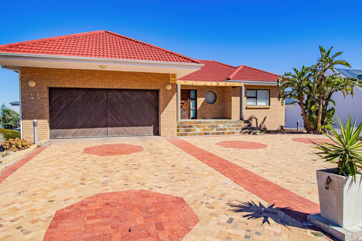 Prime Position in Pearl Bay – Renovation Opportunity with Coastal Outlook - Photo 4