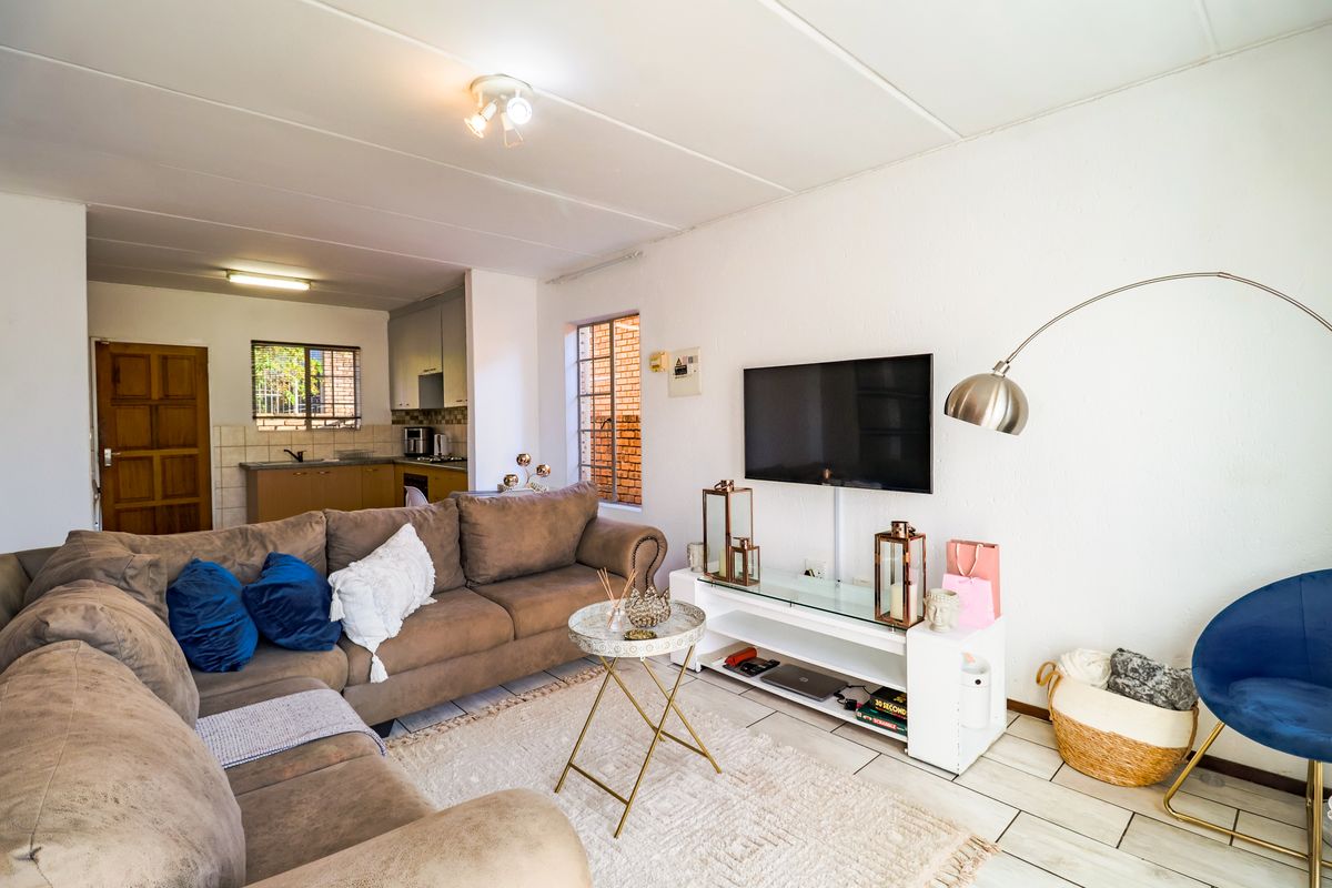 Well-Priced 2-Bedroom Townhouse in Heuwelsig Estate, Centurion! - Photo 5