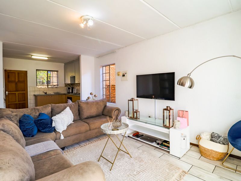 Well-Priced 2-Bedroom Townhouse in Heuwelsig Estate, Centurion! - Photo 5