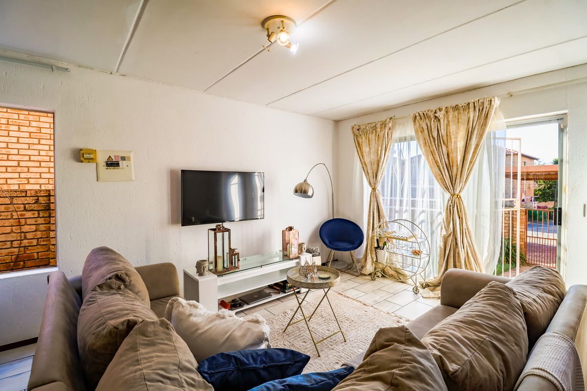 Well-Priced 2-Bedroom Townhouse in Heuwelsig Estate, Centurion! - Photo 4