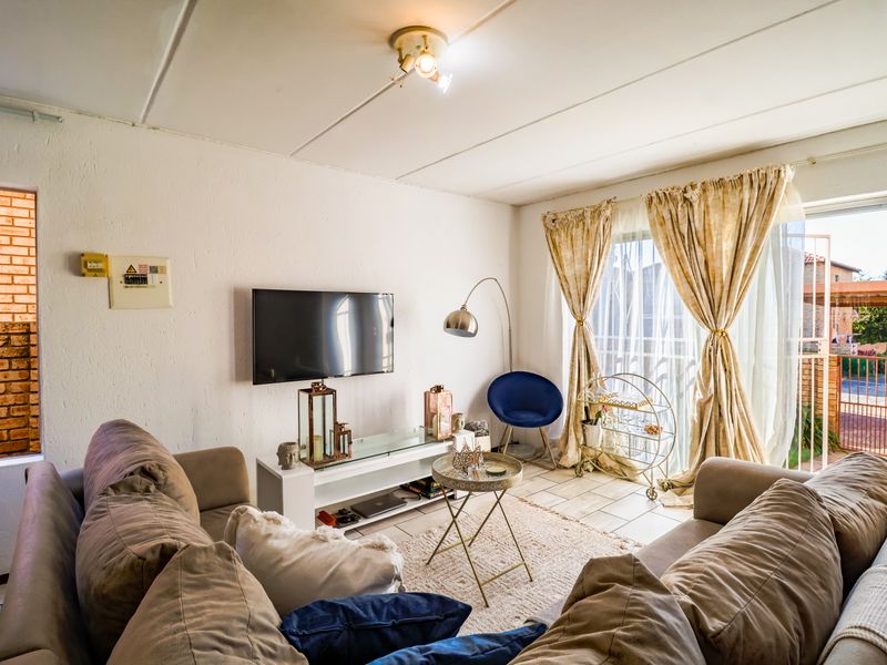 Well-Priced 2-Bedroom Townhouse in Heuwelsig Estate, Centurion! - Photo 4