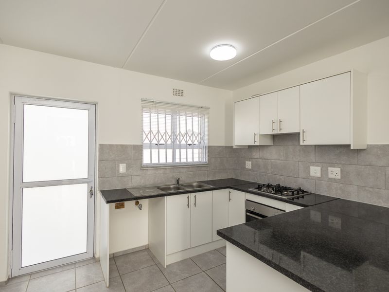 Stunning 3-bedroom duplex for sale in Bardale Village, Blue Downs—ideal for modern living and comfo - Photo 5