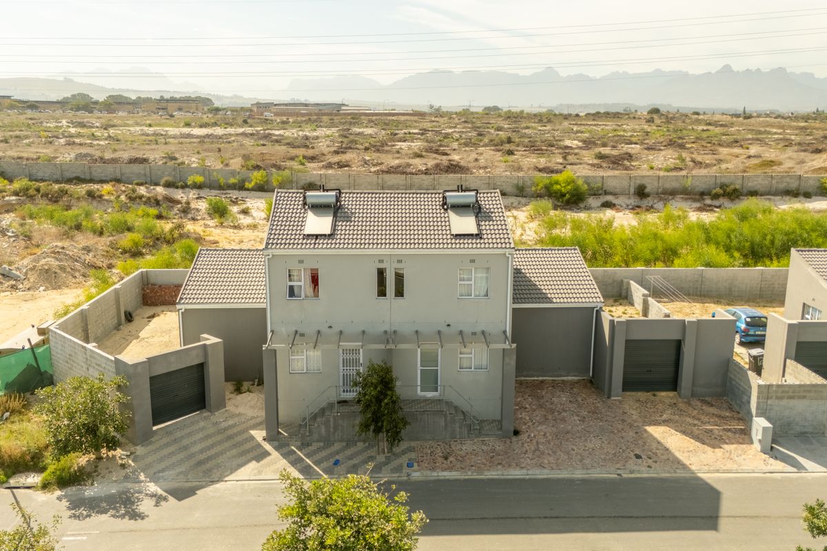 Stunning 3-bedroom duplex for sale in Bardale Village, Blue Downs—ideal for modern living and comfo - Photo 2