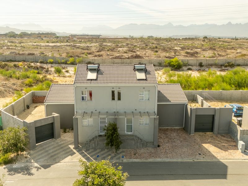 Stunning 3-bedroom duplex for sale in Bardale Village, Blue Downs—ideal for modern living and comfo - Photo 2