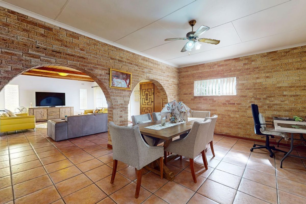 Spacious Family Home with Pool in Boomed-Off Area, Witfield, Boksburg - Photo 5