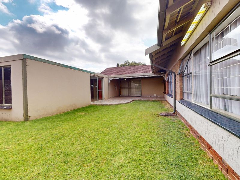 Spacious & Move-In Ready in Boomed-Off Witfield, Boksburg - Photo 6