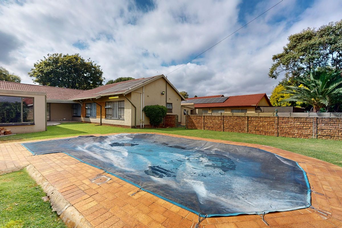 Spacious & Move-In Ready in Boomed-Off Witfield, Boksburg - Photo 2