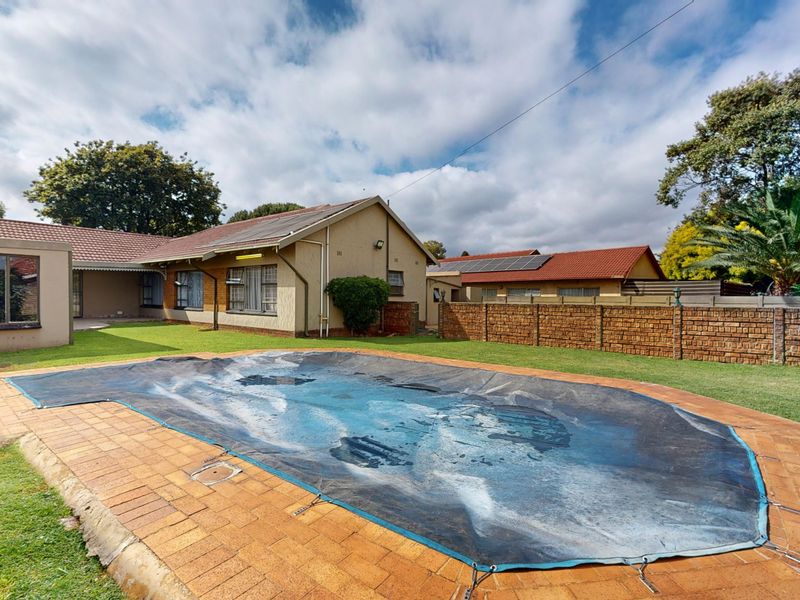 Spacious & Move-In Ready in Boomed-Off Witfield, Boksburg - Photo 2