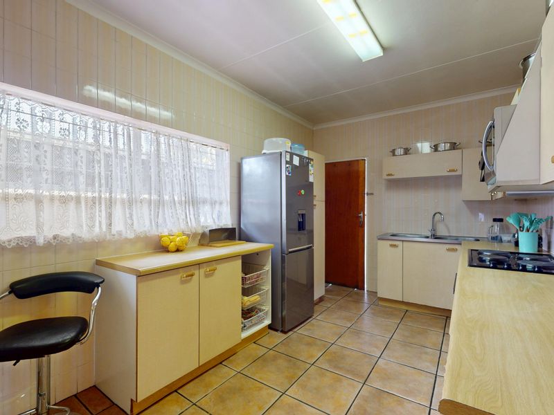 Spacious Family Home with Pool in Boomed-Off Area, Witfield, Boksburg - Photo 10