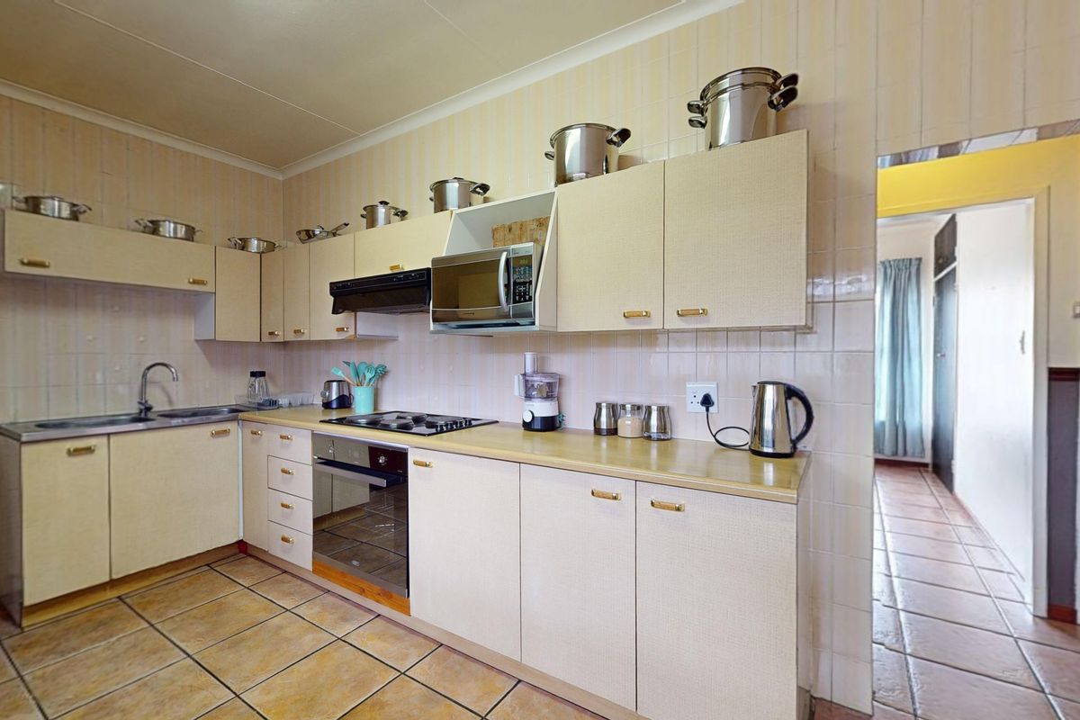 Spacious & Move-In Ready in Boomed-Off Witfield, Boksburg - Photo 4