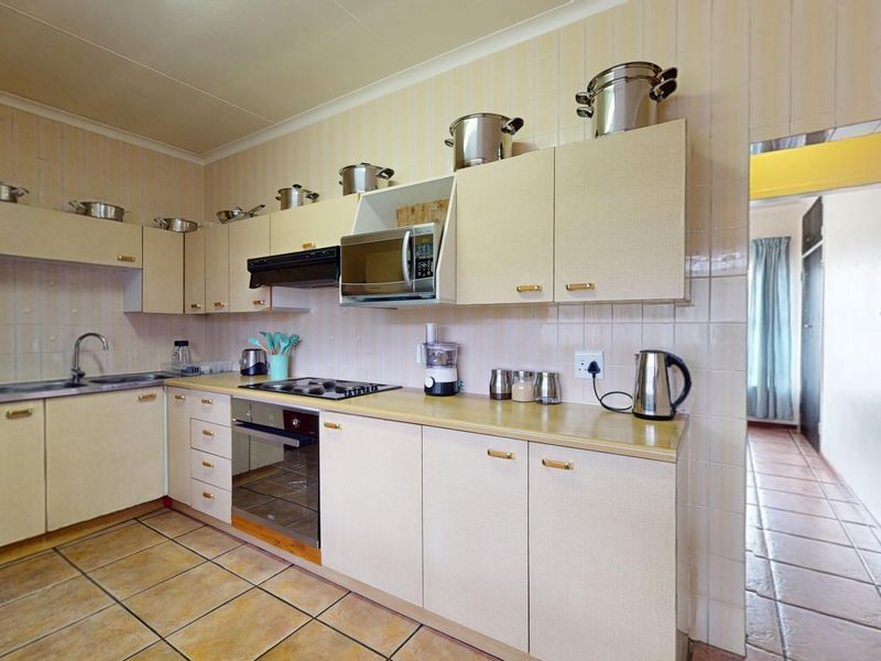 Spacious & Move-In Ready in Boomed-Off Witfield, Boksburg - Photo 4
