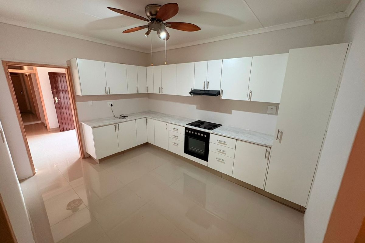 Spacious 4-bedroom family home with large yard. - Photo 5