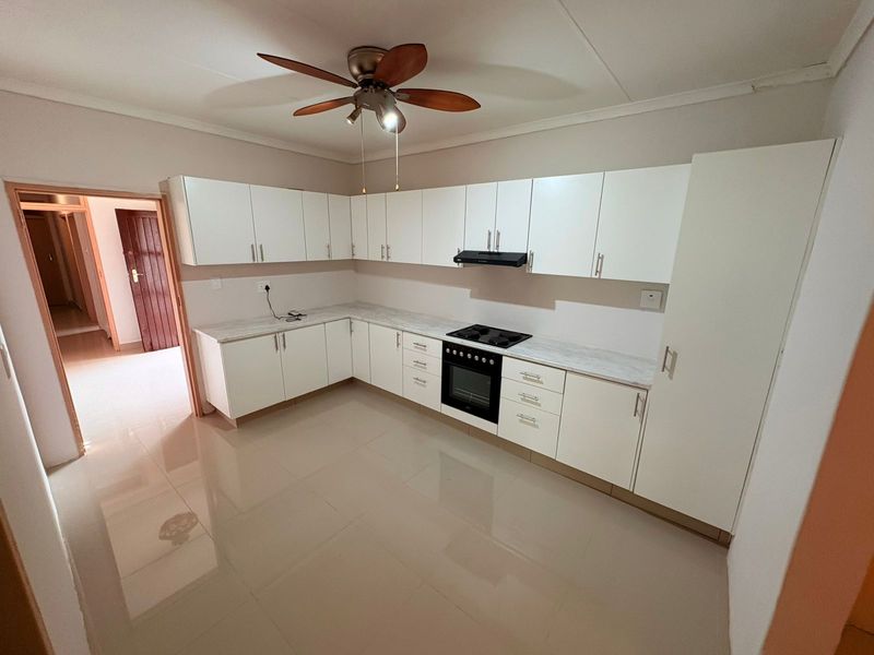 Spacious 4-bedroom family home with large yard. - Photo 5